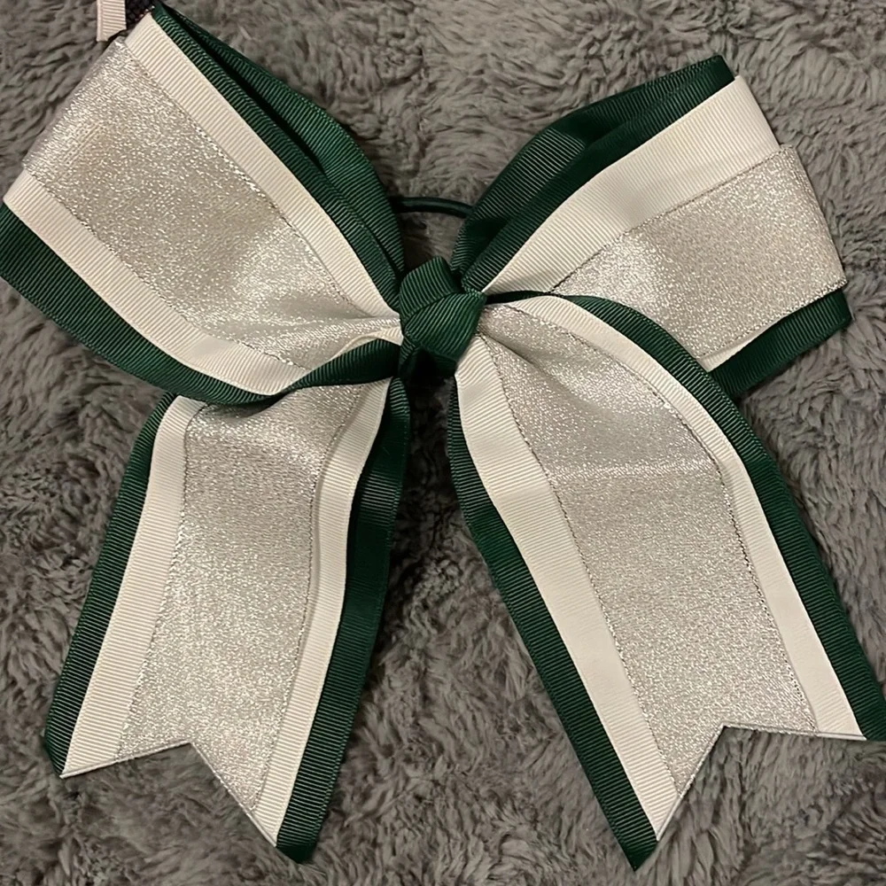 Bundle of 7 green and white cheer bows